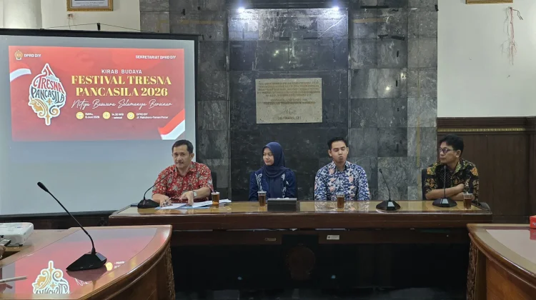 Ketua Komisi A DPRD DIY, Ketua DPPI DIY dan Dimas DIY 2025 saat jumpa pers rencana pelaksanaan Festival Tresna Pancasila 2026 yang akan digelar di kawasan Malioboro, Sabtu, 6 Juni 2026 (Sumber : RRI)