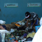 Kegiatan pilah sampah di BUMdes Guwosari, Pajangan (Sumber: bantulkab.go.id)