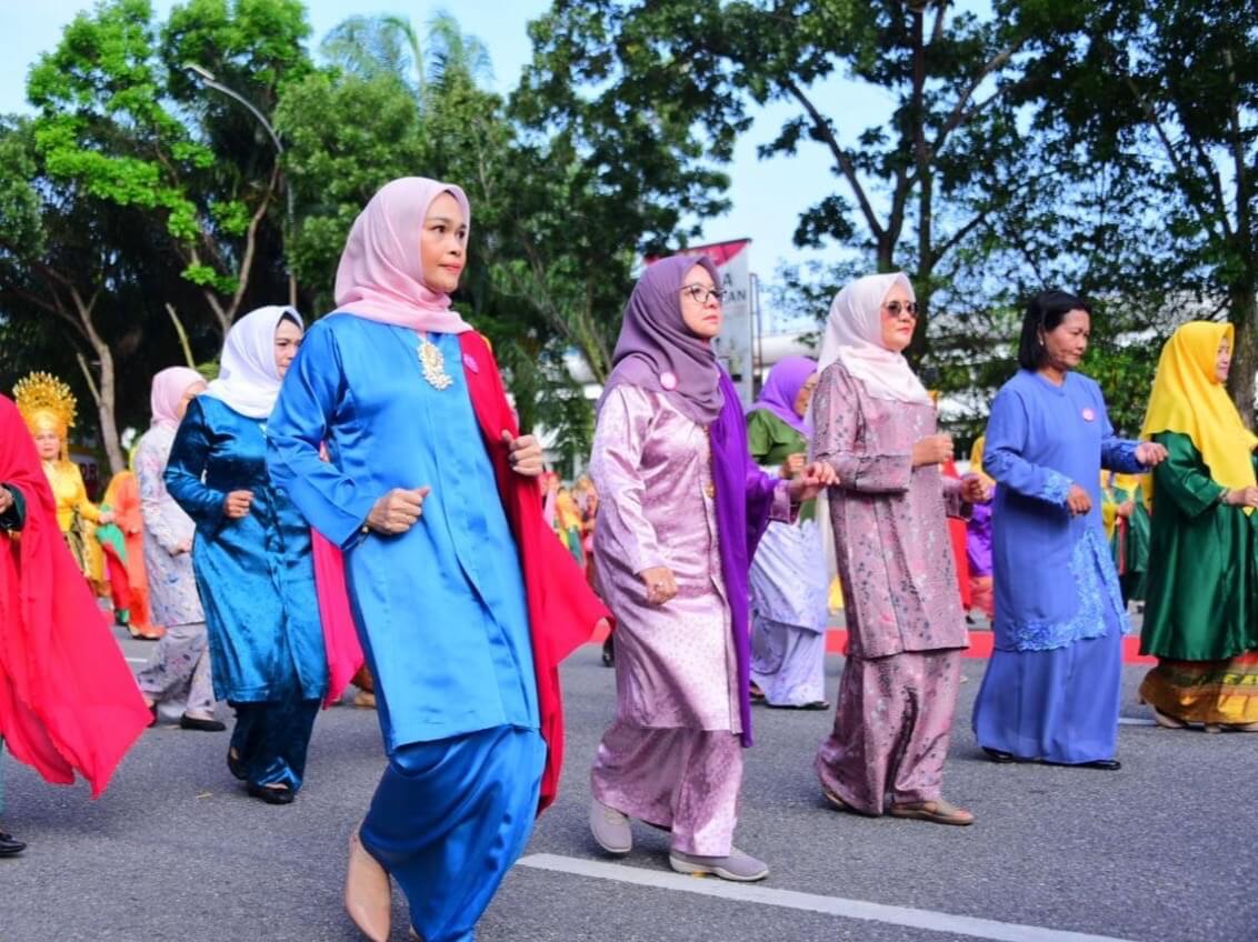Tari Zapin yang ditampilkan berakar dari Zapin Meskom, sebuah varian Tari Zapin khas Desa Meskom, Kabupaten Bengkalis. (Sumber: bengkaliskab.go.id)