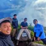 Sejumlah pendaki berfoto di puncak Gunung Halau-halau sebelum resmi ditutup sejak 1 Mei 2026 demi menghormati leluhur, menjaga hutan adat, dan melestarikan lingkungan. (Dok: Denny Susanto/Pena Hijau)