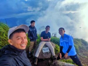 Sejumlah pendaki berfoto di puncak Gunung Halau-halau sebelum resmi ditutup sejak 1 Mei 2026 demi menghormati leluhur, menjaga hutan adat, dan melestarikan lingkungan. (Dok: Denny Susanto/Pena Hijau)