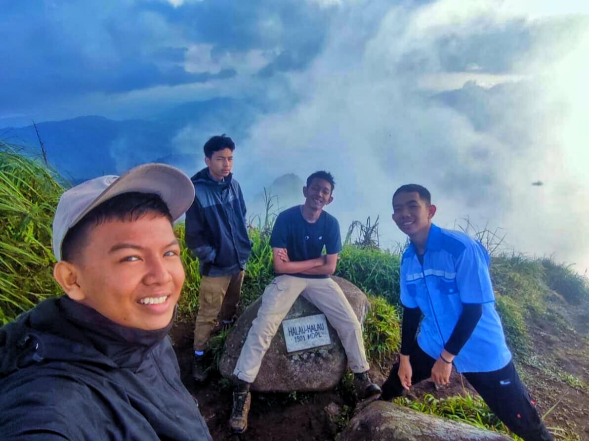 Sejumlah pendaki berfoto di puncak Gunung Halau-halau sebelum resmi ditutup sejak 1 Mei 2026 demi menghormati leluhur, menjaga hutan adat, dan melestarikan lingkungan. (Dok: Denny Susanto/Pena Hijau)