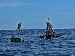 Rumpon atau roppong laut dalam, sebuah teknologi yang dikembangkan pelaut Mandar yang menyebar ke wilayah perairan Nusantara hingga manca negara.