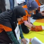 REKONSTRUKSI: Tersangka melakukan rekonstruksi kasus kekerasan anak di daycare. (Sumber: instagram polrestajogja)