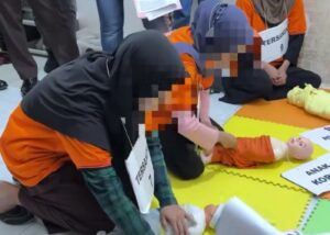 REKONSTRUKSI: Tersangka melakukan rekonstruksi kasus kekerasan anak di daycare. (Sumber: instagram polrestajogja)
