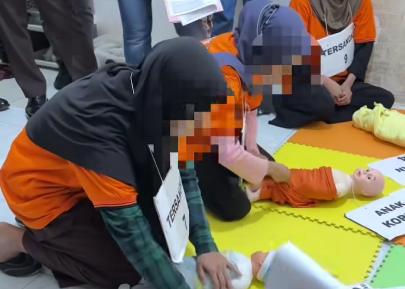 REKONSTRUKSI: Tersangka melakukan rekonstruksi kasus kekerasan anak di daycare. (Sumber: instagram polrestajogja)