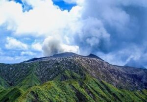 Ilustrasi: Gunung Dukonon di Halmahera Utara (Sumber: datagunung.com)