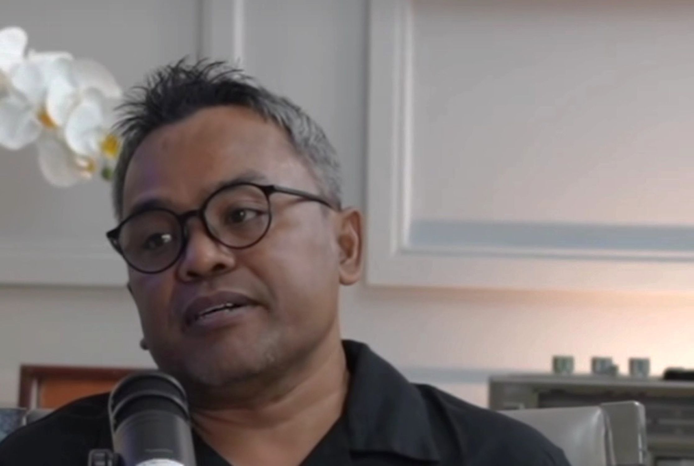 TEROR: Aktivis pro demokrasi Islah Bahrawi yang dapat teror di rumahnya.(Sumber: instagram islah_bahrawi)