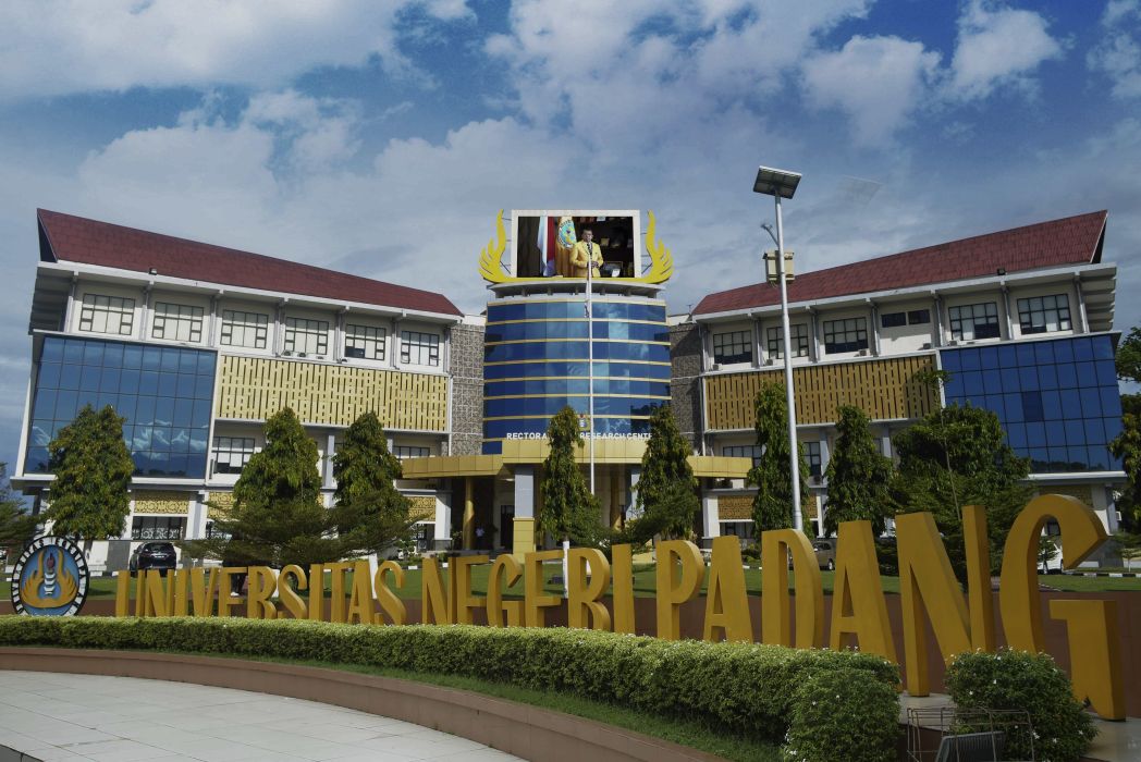 KAMPUS: Inilah kampus Universitas Negeri Padang tempat dua orang tertembak peluru nyasar. (Sumber: dok UNP)