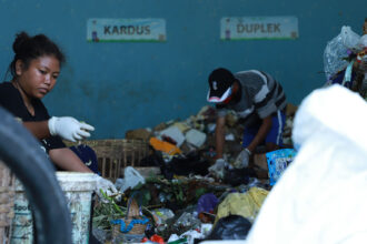 Kegiatan pilah sampah di BUMdes Guwosari, Pajangan (Sumber: bantulkab.go.id)