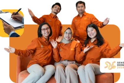 Group of five people in orange uniforms sit on an orange sofa, smiling and waving; Sensus Ekonomi 2026 logo visible in the corner.