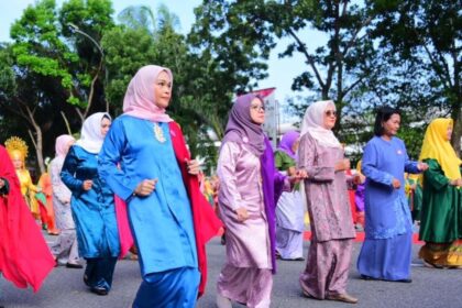 Tari Zapin yang ditampilkan berakar dari Zapin Meskom, sebuah varian Tari Zapin khas Desa Meskom, Kabupaten Bengkalis. (Sumber: bengkaliskab.go.id)
