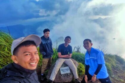 Sejumlah pendaki berfoto di puncak Gunung Halau-halau sebelum resmi ditutup sejak 1 Mei 2026 demi menghormati leluhur, menjaga hutan adat, dan melestarikan lingkungan. (Dok: Denny Susanto/Pena Hijau)
