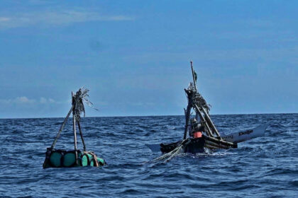 Rumpon atau roppong laut dalam, sebuah teknologi yang dikembangkan pelaut Mandar yang menyebar ke wilayah perairan Nusantara hingga manca negara.
