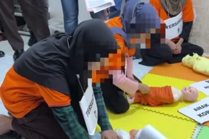 REKONSTRUKSI: Tersangka melakukan rekonstruksi kasus kekerasan anak di daycare. (Sumber: instagram polrestajogja)